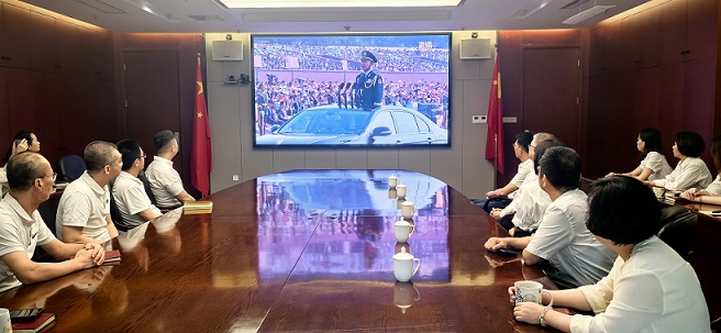 鞋帽集团全体员工集中收看直播现场   .jpg